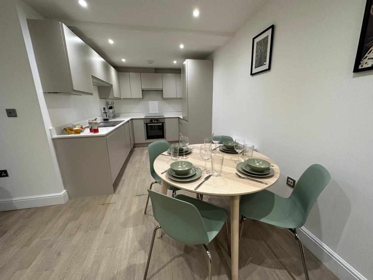 Brilliant Private Bedroom & En-suite In New Flat -1a August House London