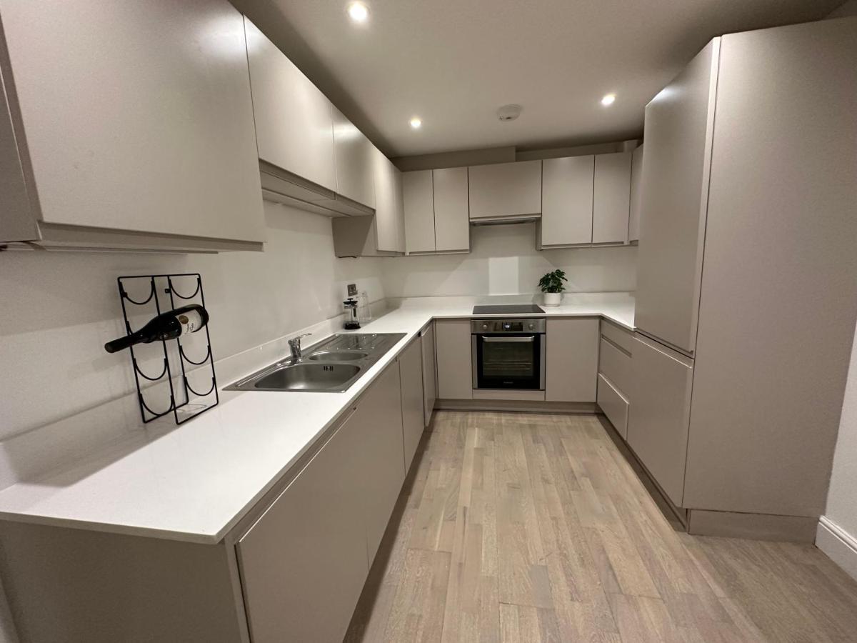 Brilliant Private Bedroom & En-suite In New Flat -1a August House London