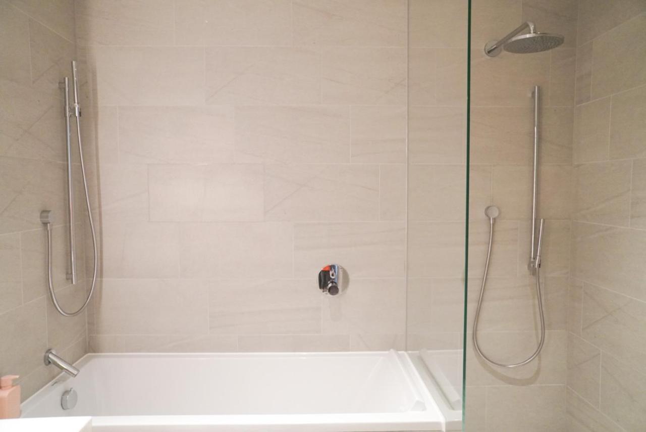Luxury With Ac By The River Apartment London
