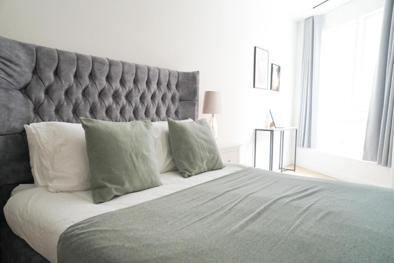 Luxury With Ac By The River Apartment London