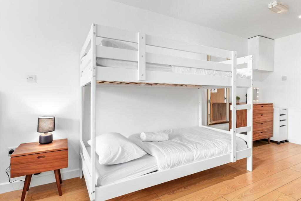 Apartment Piccadilly Haven, Flat In Vr12 London