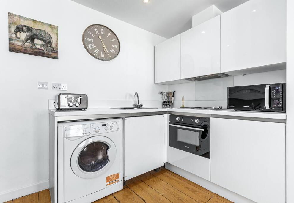 Piccadilly Haven, Flat In Vr12 London