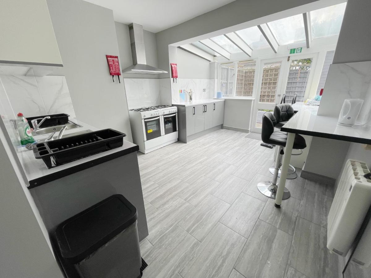 Cosy Bright Close To Wembley Stadium * Londen