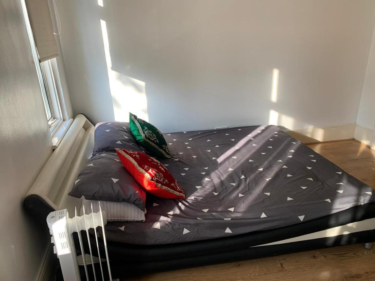 Gasthof Double Bedroom Near The St Street Rail Station London