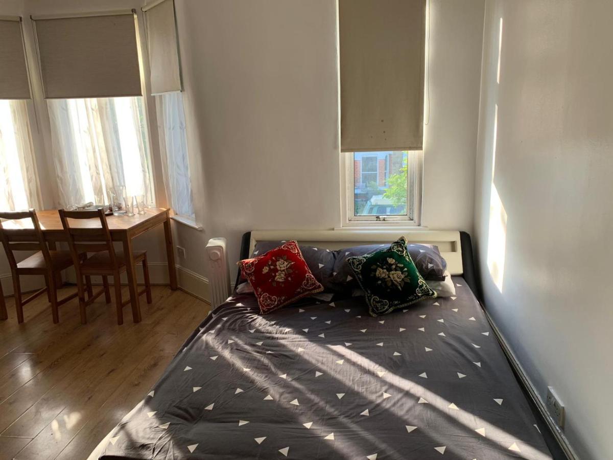 Gasthof Double Bedroom Near The St Street Rail Station