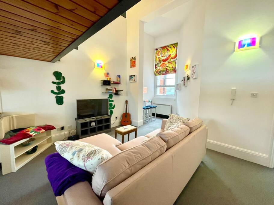 Lejlighed High-ceiling Flat With Rooftop & Skyline View London