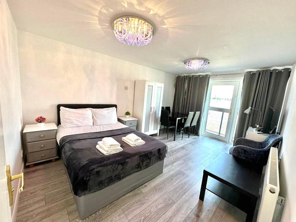 3 Bedroom Riverview Flat Canary Wharf Free Parking Lägenhet *