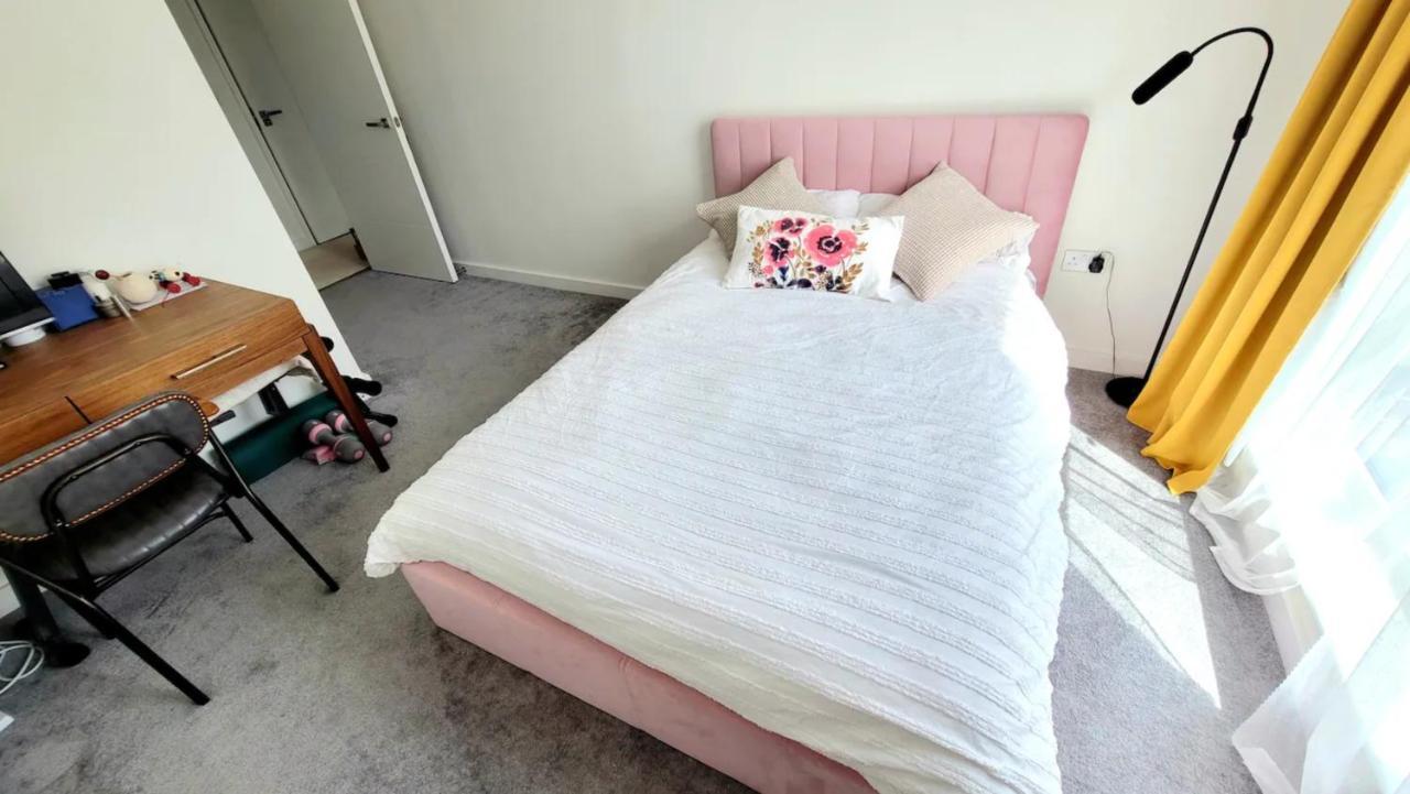 Sunny Luxury Skyline Flat Near Alexandra Palace, Tottenham Stadium & Drumsheds Londra