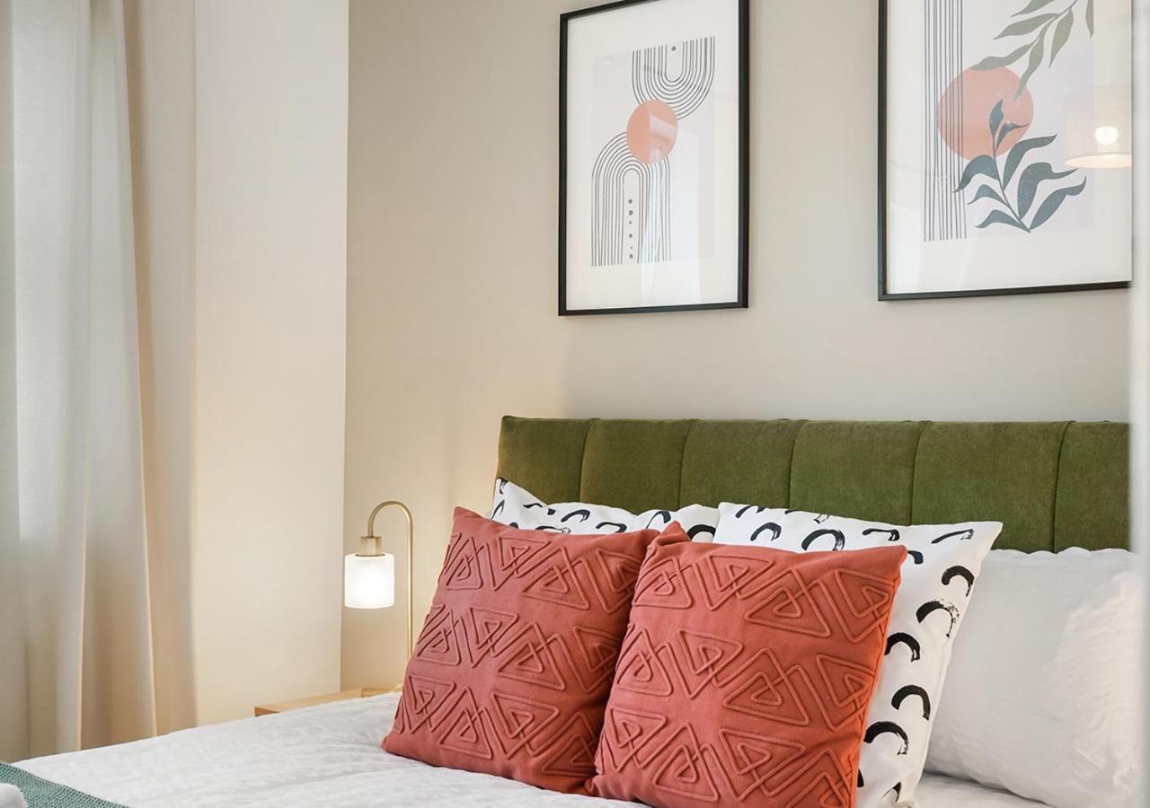 East House Near Tube With Parking Semesterbostad London
