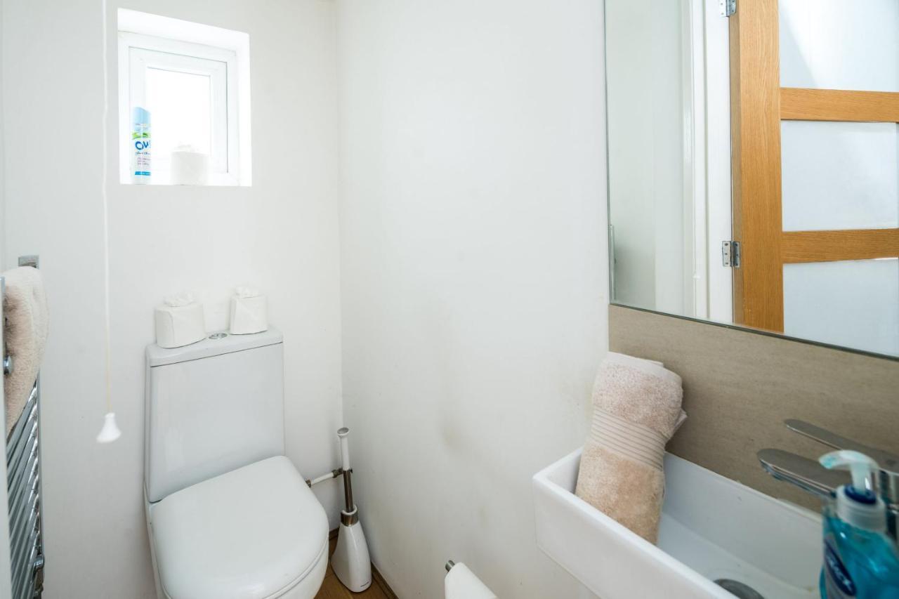 Vakantiehuis Elegant 2bd House With Garden And Decked Patio