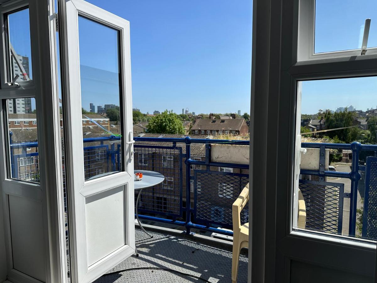 Large With Balcony Overlooking Londra