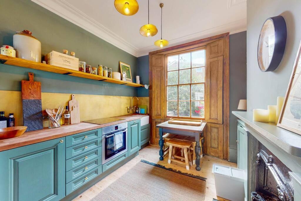 Whimsical 4 Bedroom House In Elephant And Castle * Londra