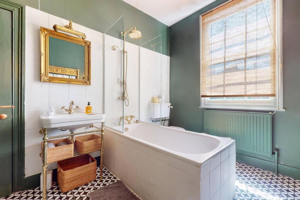 Whimsical 4 Bedroom House In Elephant And Castle * Londra