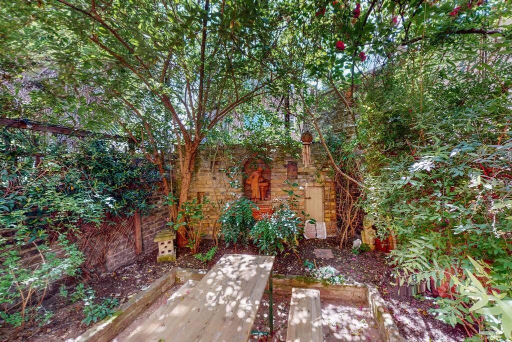 Whimsical 4 Bedroom House In Elephant And Castle Londra