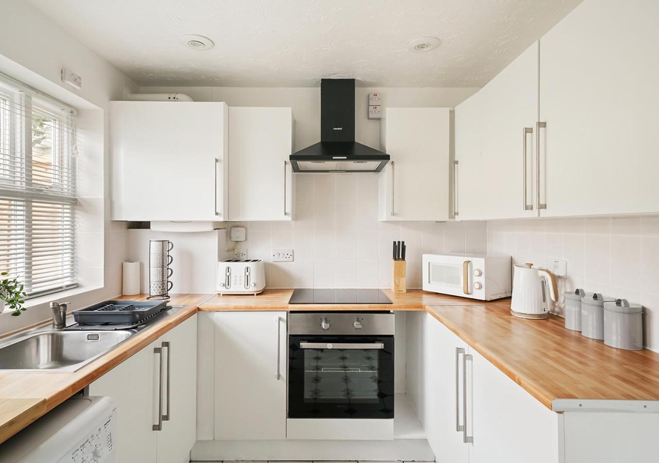 East House Near Tube With Parking Vakantiehuis Londen