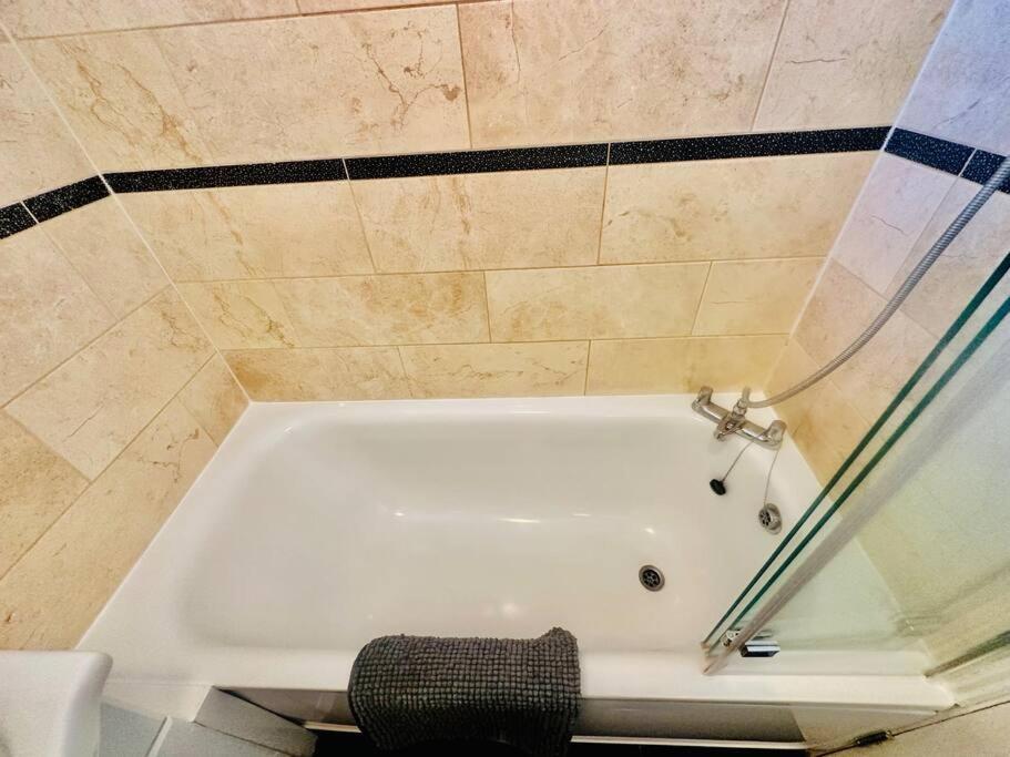 3 Bed Sky Se15 Peckham * Londen