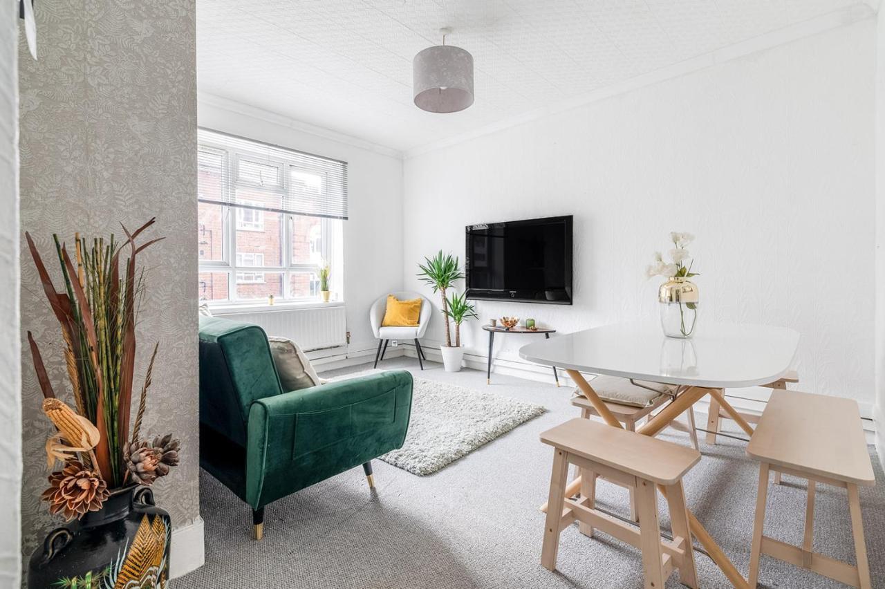 Astonishing Two Bedroom In Nelson Apartment London