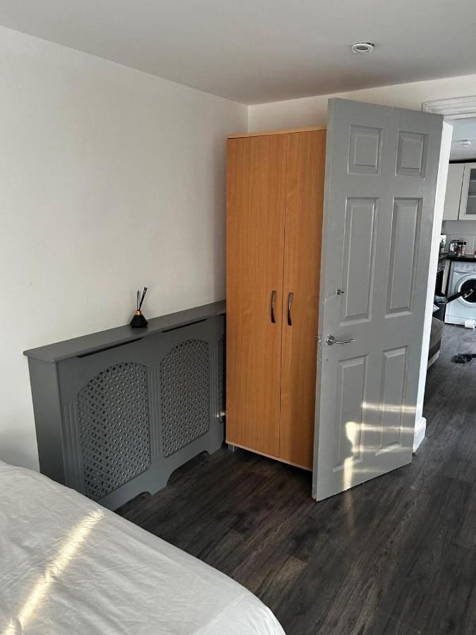 Acton 2 Bedroom With Two Bathrooms * Londen