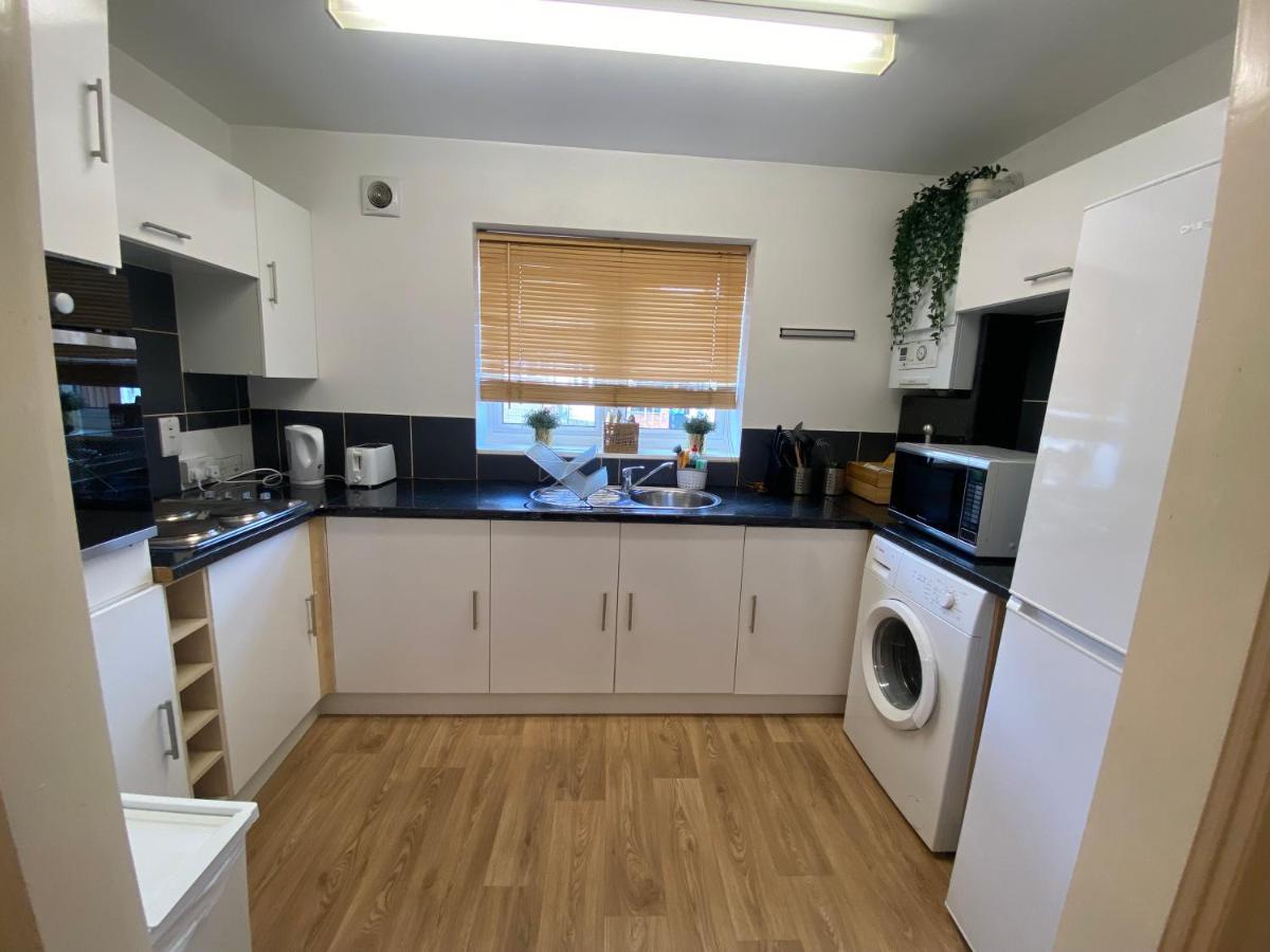 Ferienhaus Private House With Free Park For Group Near Wembley Station London