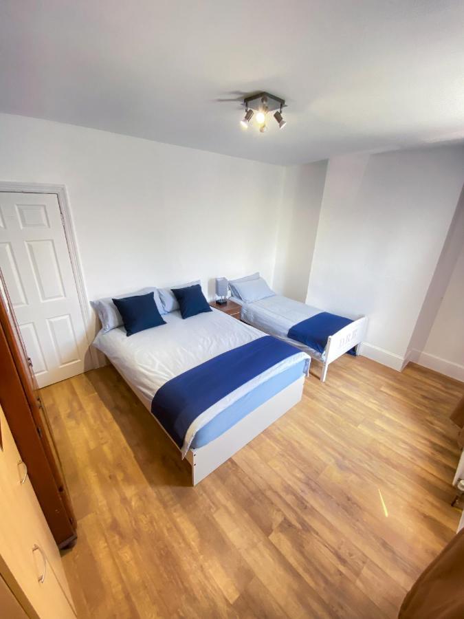 4 Bedroom House Parking & Garden Near Central London