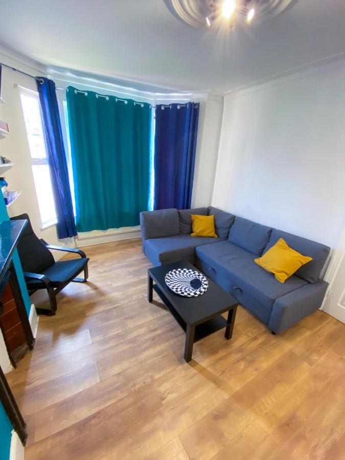 4 Bedroom House Parking & Garden Near Central *