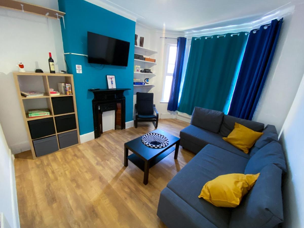 4 Bedroom House Parking & Garden Near Central * London
