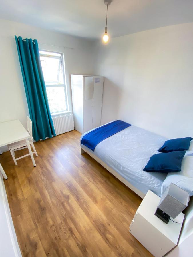 4 Bedroom House Parking & Garden Near Central London