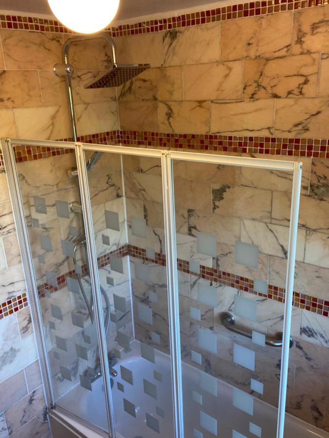 Beautiful 2 Bedroom & Balcony Flat In Londres