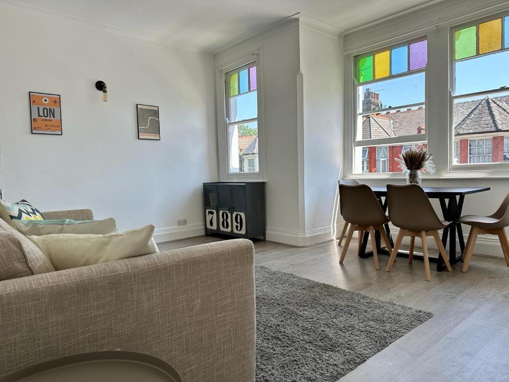 Bright And Stylish 2 Bedroom First Floor Flat Appartement Londres