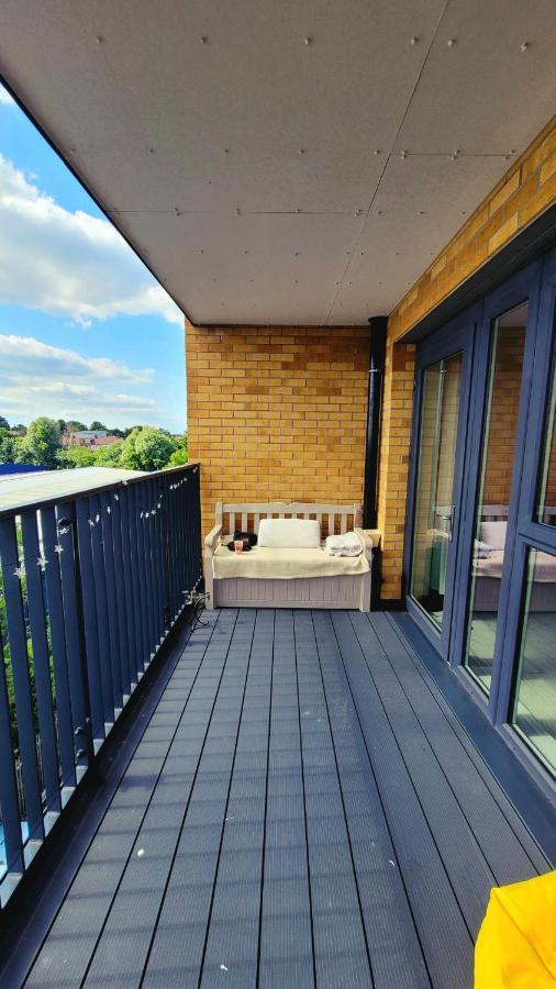 Sunny Luxury Skyline Flat Near Alexandra Palace, Tottenham Stadium & Drumsheds Londra