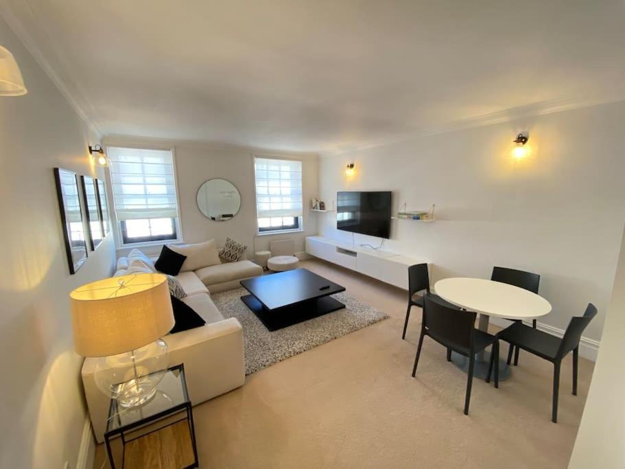 Wonderful Baker Street Flat! London
