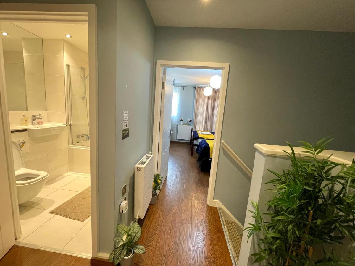 Stratford Luxury House: Spacious Garden Retreat Near Westfield Apartment *