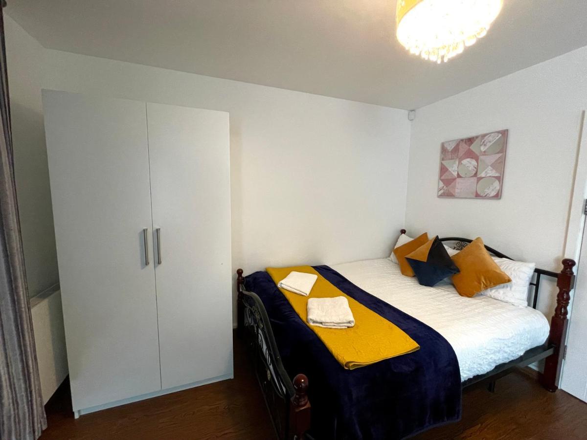 Stratford Luxury House: Spacious Garden Retreat Near Westfield Apartment *