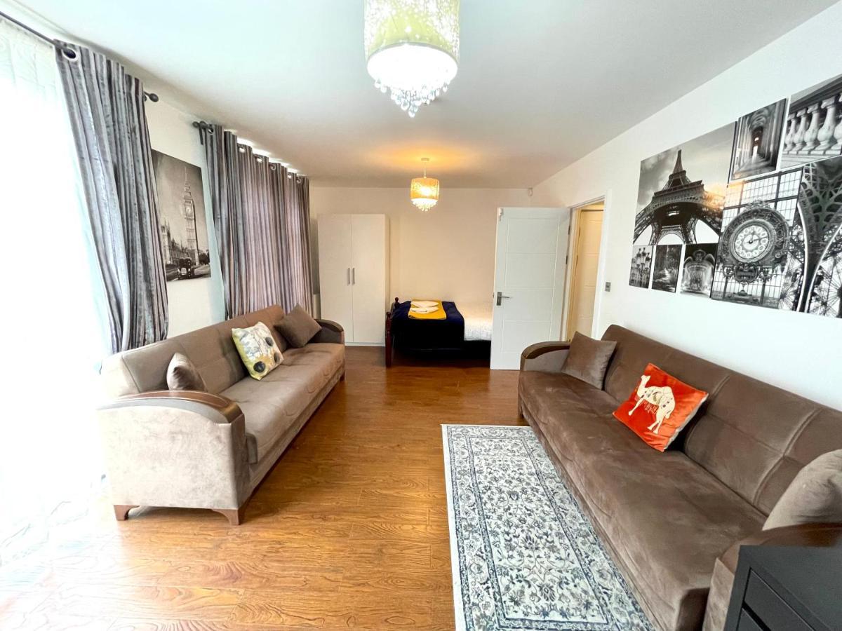 Stratford Luxury House: Spacious Garden Retreat Near Westfield Apartment