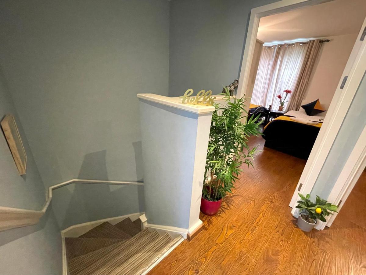 Stratford Luxury House: Spacious Garden Retreat Near Westfield Apartment *