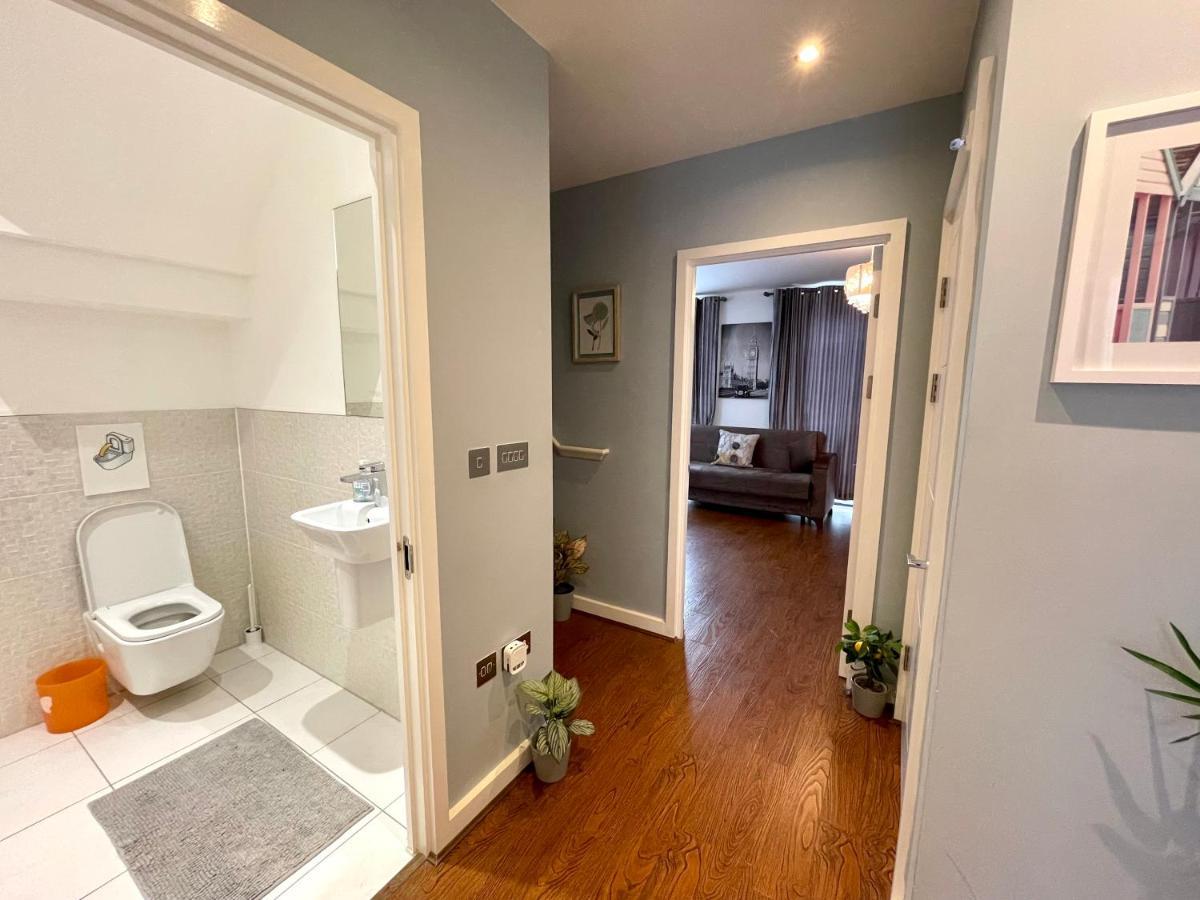 Stratford Luxury House: Spacious Garden Retreat Near Westfield Apartment