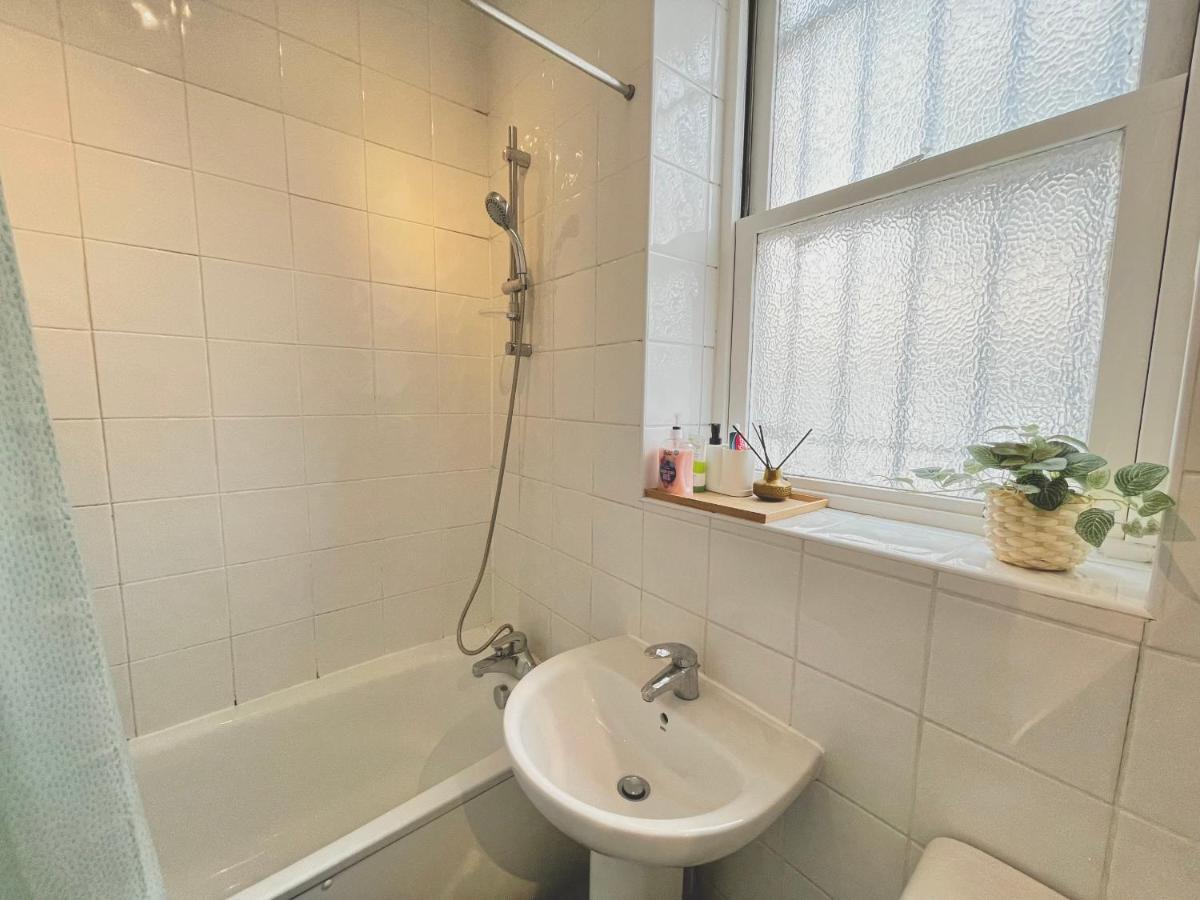 Archway Station Big Bedroom Flat * Londen