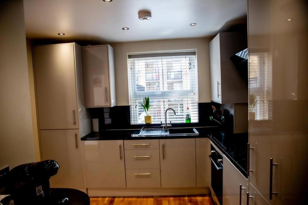 Airy, 3 Bedrooms, Ensuite , Flat