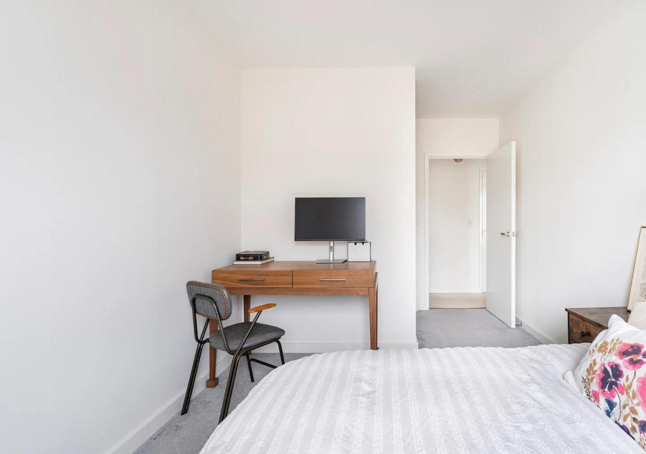 Sunny Luxury Skyline Flat Near Alexandra Palace, Tottenham Stadium & Drumsheds Londra
