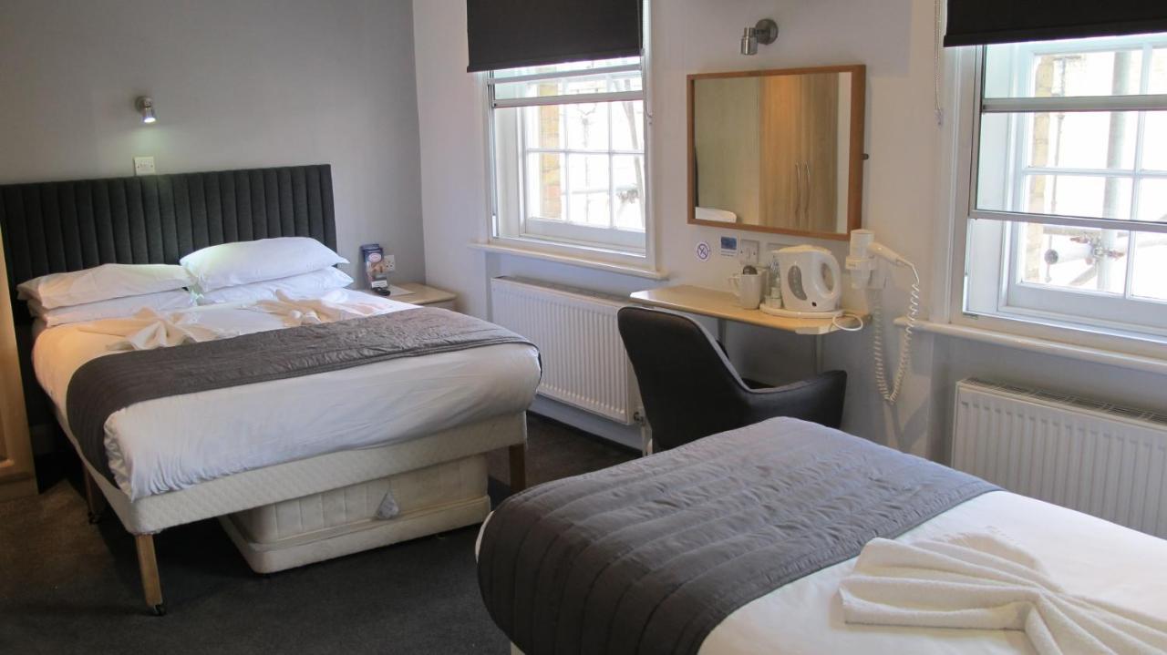 Alhambra Hotel 2*