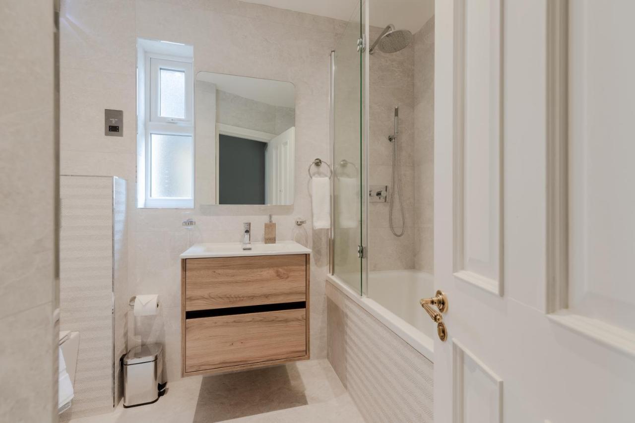 Central, Stylish And Spacious 4 Bedroom House 2,5 Bathrooms In Shepherd's Bush Leilighet