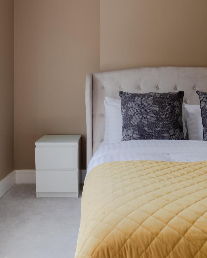 Central, Stylish And Spacious 4 Bedroom House 2,5 Bathrooms In Shepherd's Bush Leilighet London