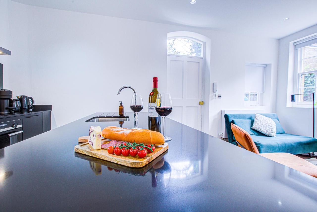 Stylish 1br Unit, Super Fast Internet, Gated Complex - Near Queen's Park! London