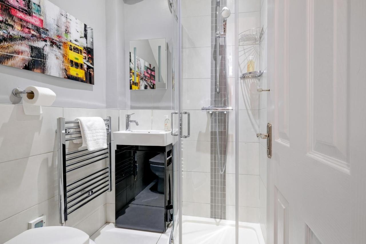 Luxury 3 Bedroom 2 Bathroom House, Fulham By 360stays Londra