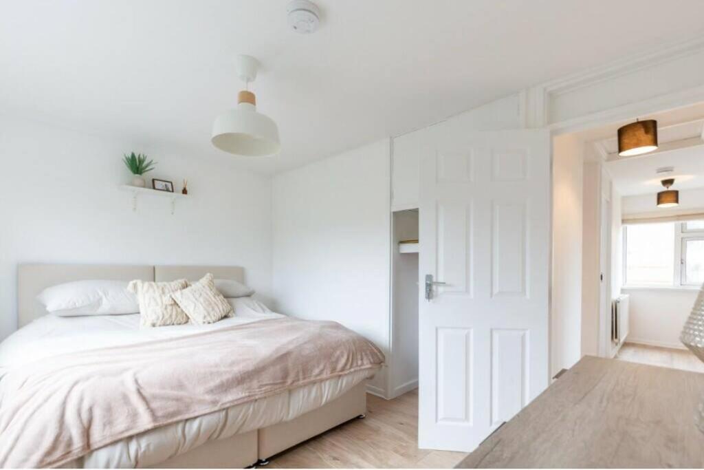 Unique 4 Bed Detached House In East Semesterbostad London