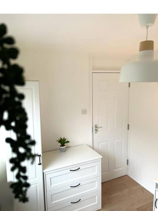 Unique 4 Bed Detached House In East Holiday home London