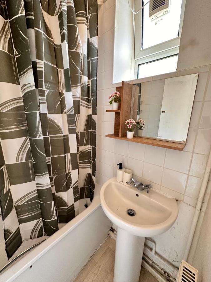 2 Amazing Double In Whitechapel * Londen