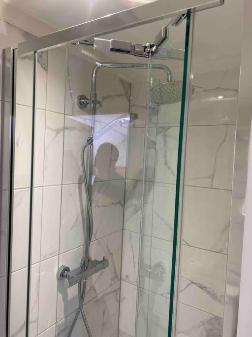 Airy, 3 Bedrooms, Ensuite , Flat Appartement Londres