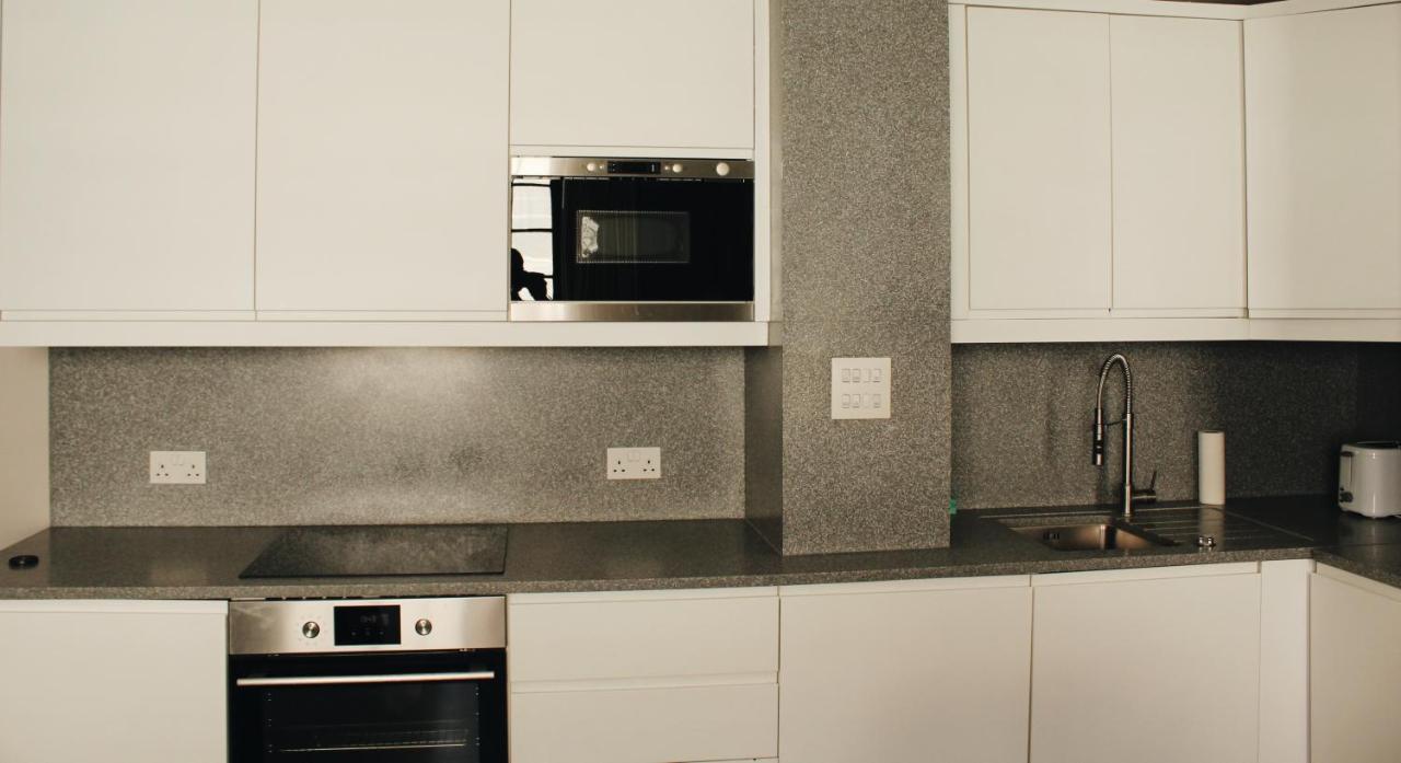 Sunny Balcony Hideaway In The Heart Of * London