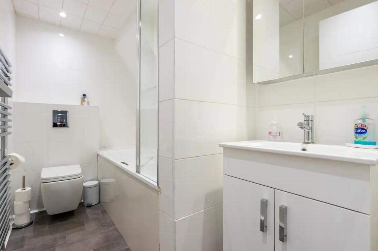 Beautiful 1 Bedroom Penthouse Flat Lägenhet London